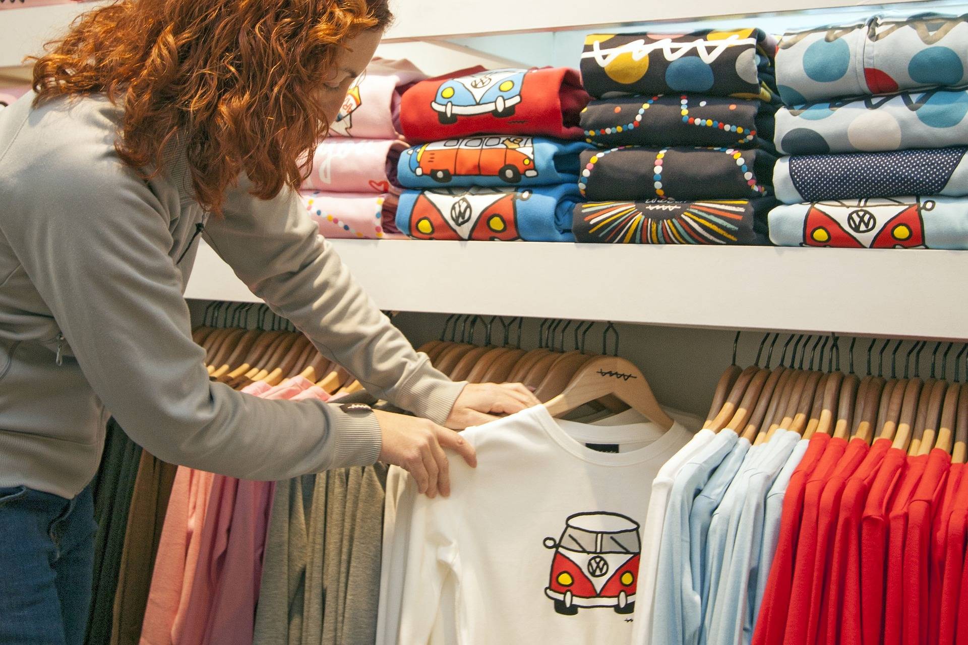 Picture of a shop assistant arranging a t-shirt rack